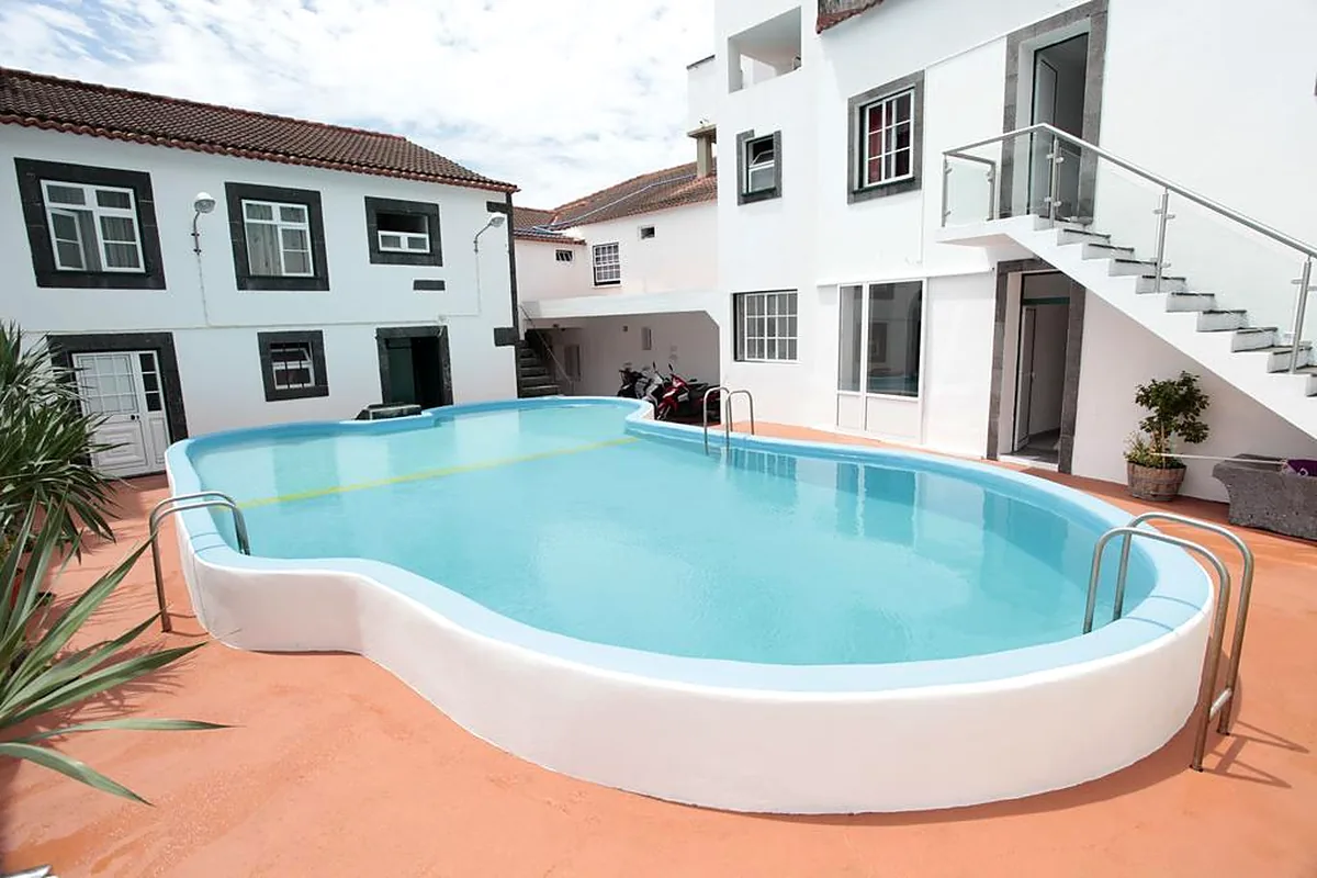 Piscina exterior de água salgada no terraço do hotel